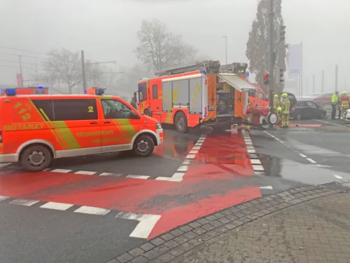Beim Zusammenstoß mit einem LKW wurde der Fahrer eines PKW in seinem Fahrzeug eingeklemmt und musste von der Feuerwehr befreit werden.